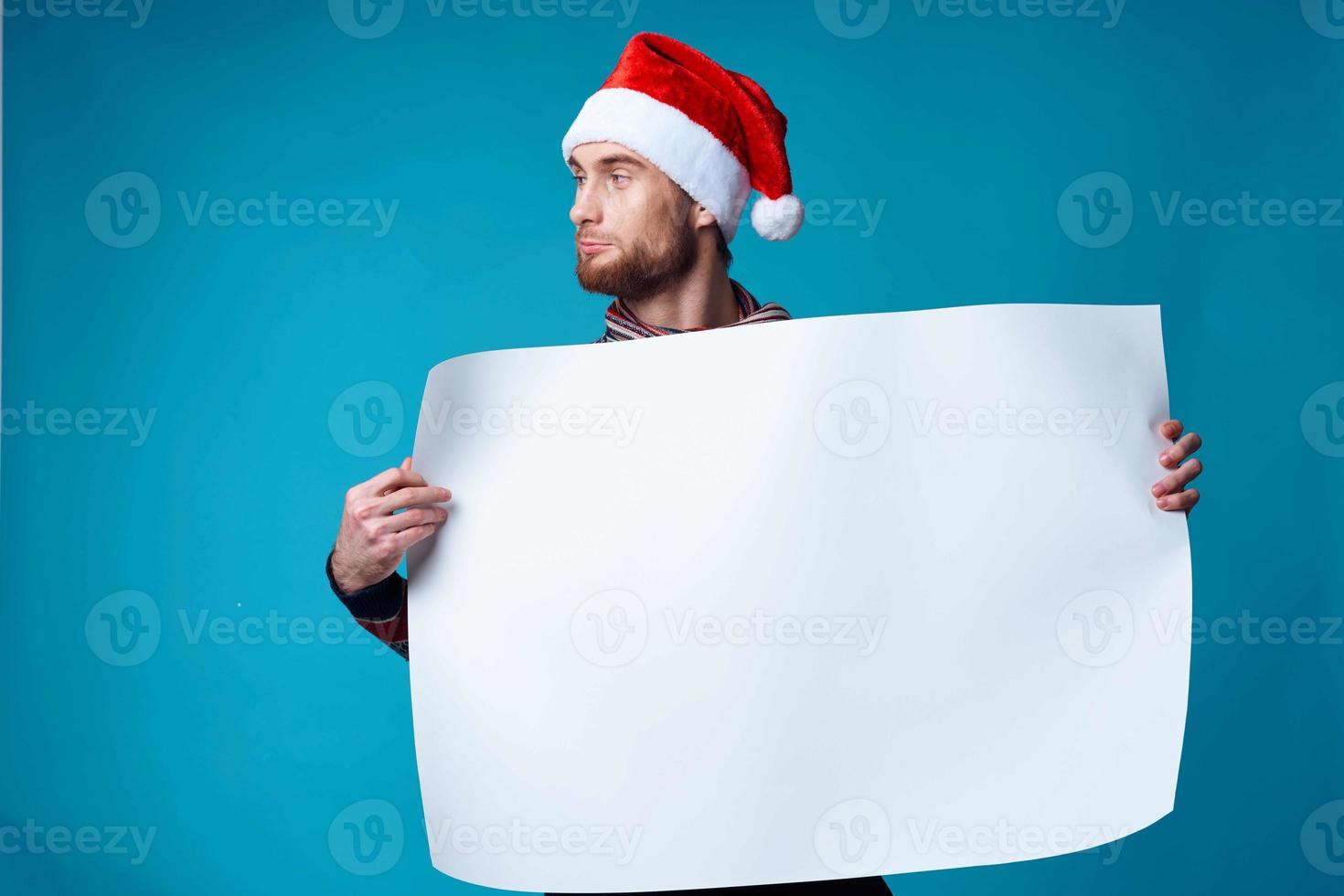 hermoso hombre en un Navidad blanco Bosquejo póster estudio posando foto