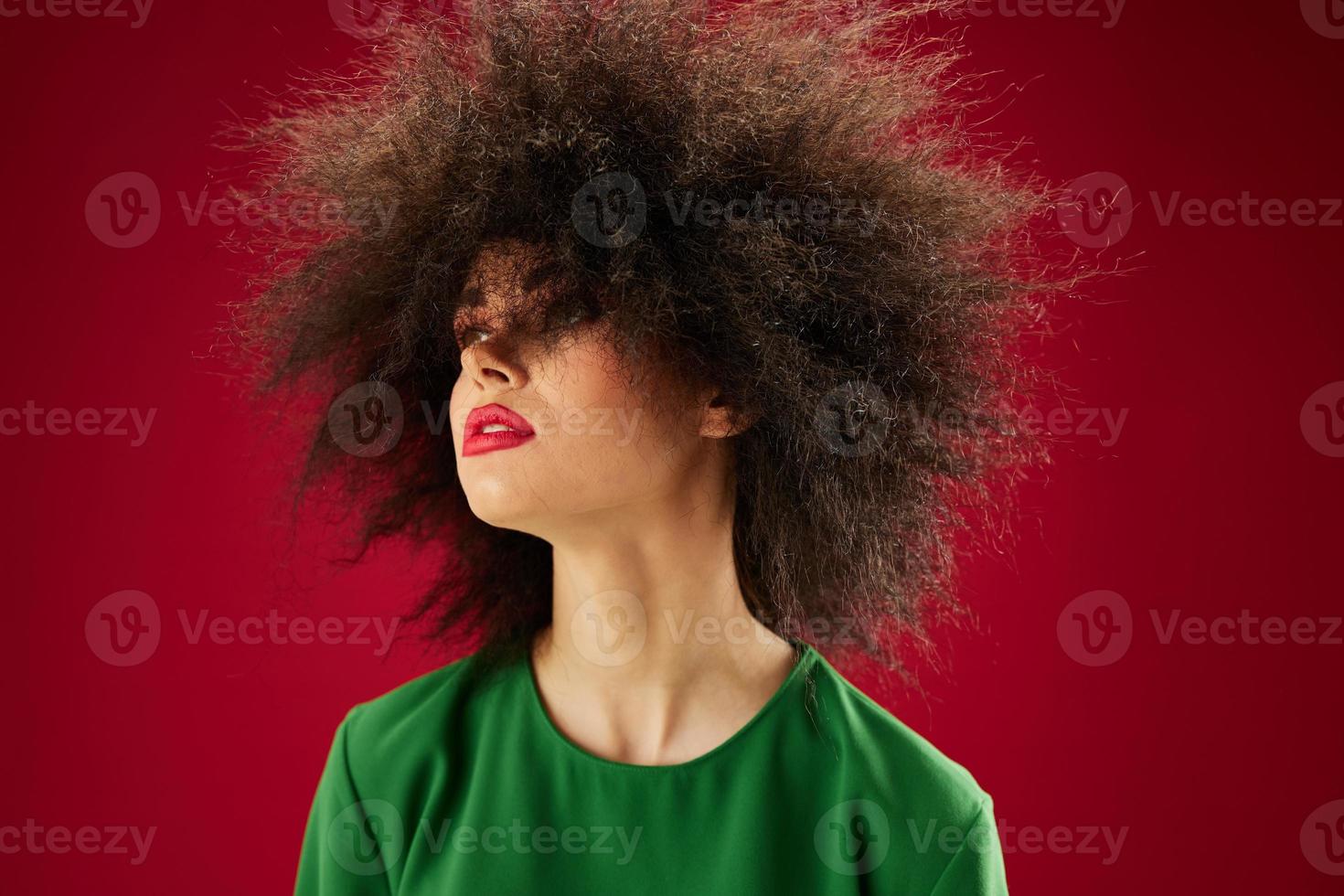 joven mujer con Rizado pelo mueca posando emoción estudio modelo inalterado foto