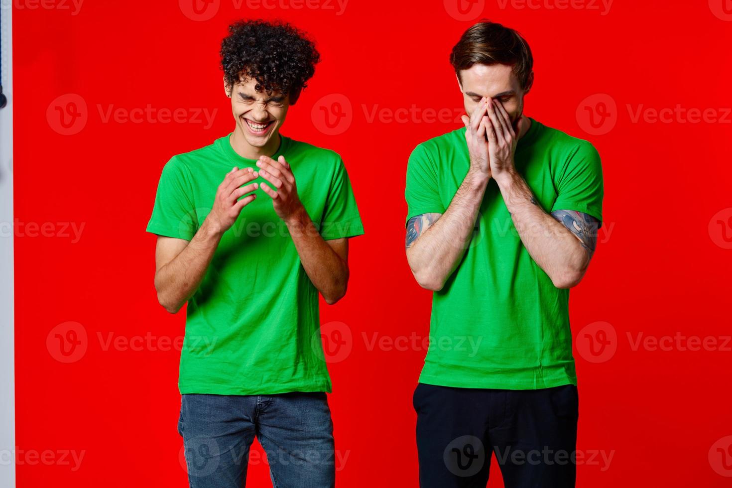 dos hombres en verde camisetas Tres escuadrones emociones divertido foto