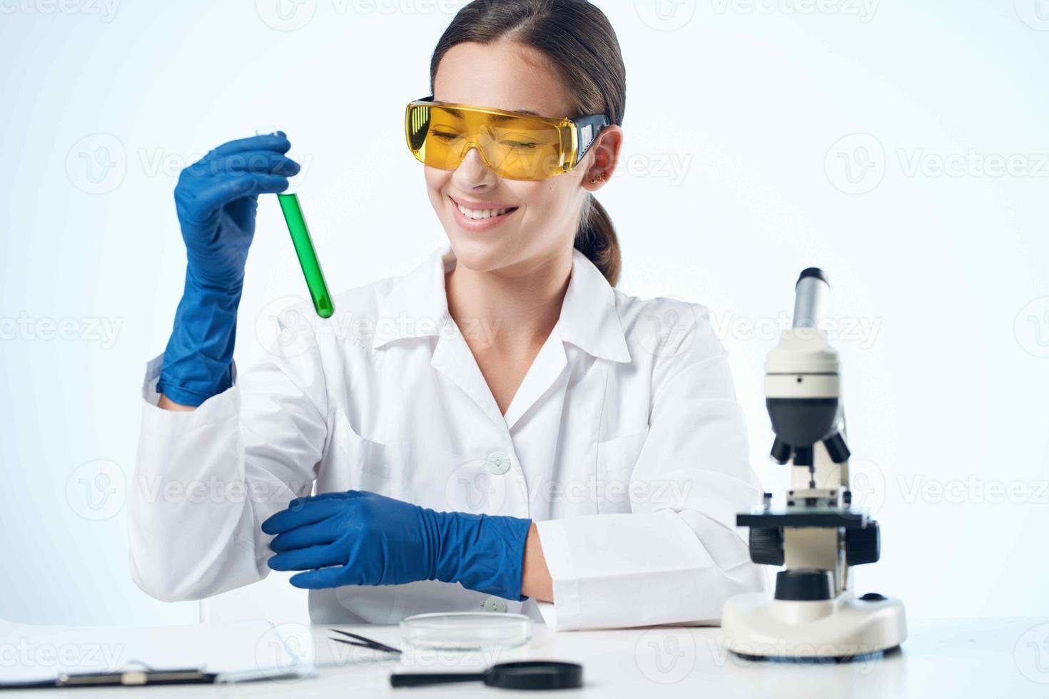mujer científico laboratorio análisis diagnósticos microscopio tecnología foto