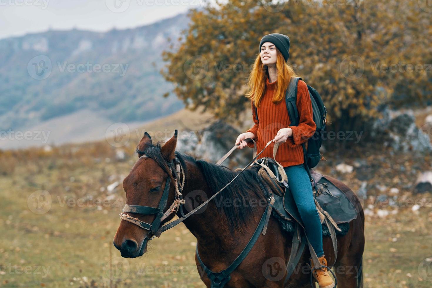 mujer caminante paseos un caballo en naturaleza en el montañas foto