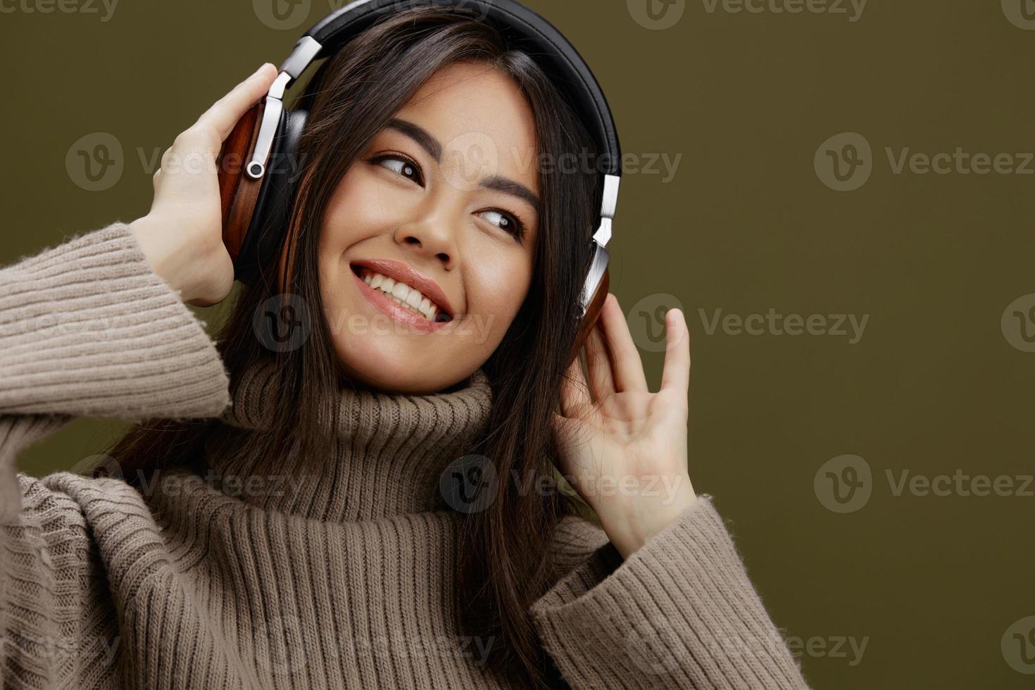 joven mujer inalámbrico auriculares música divertido tecnología verde antecedentes foto