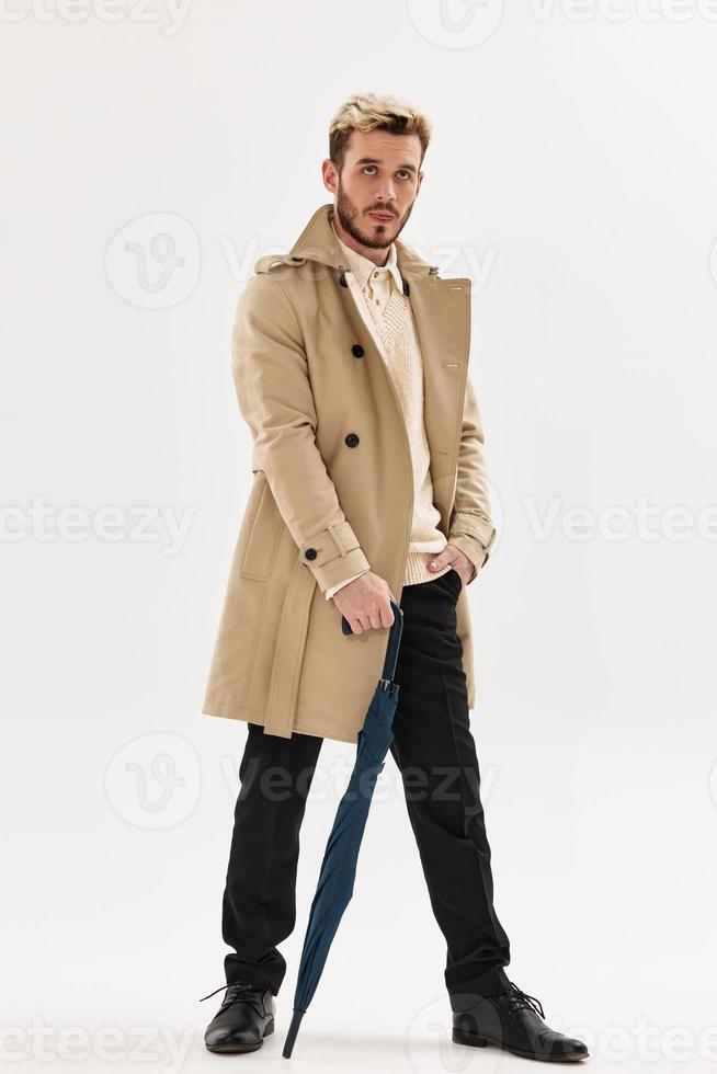 hombre en beige Saco paraguas en manos accesorios Moda otoño estilo foto