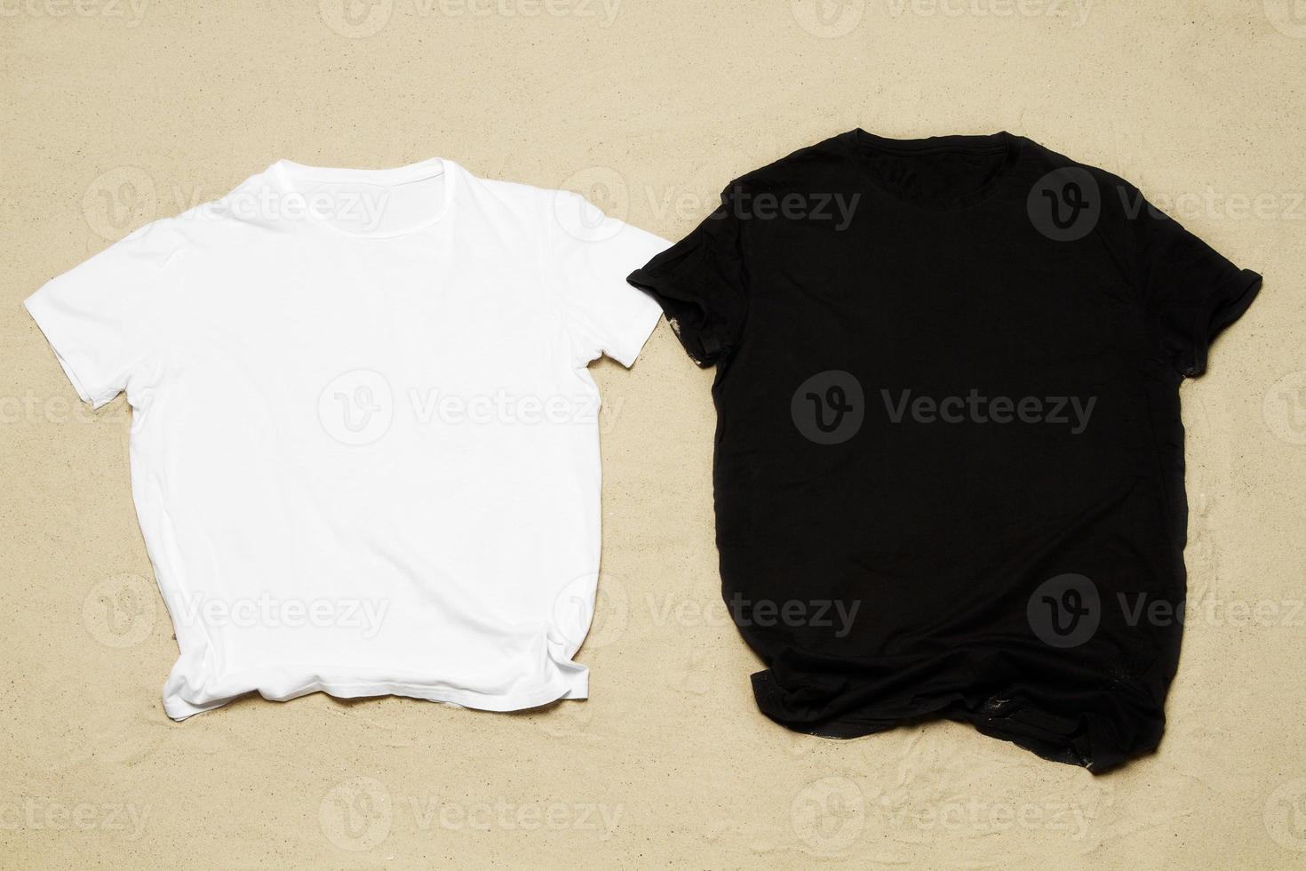 arena playa textura antecedentes. Bosquejo blanco negro conjunto verano camiseta Copiar espacio. blanco modelo camisa parte superior vista. Hora de verano ropa. aplanada de cerca camiseta en costa. tiempo de playa Días festivos foto