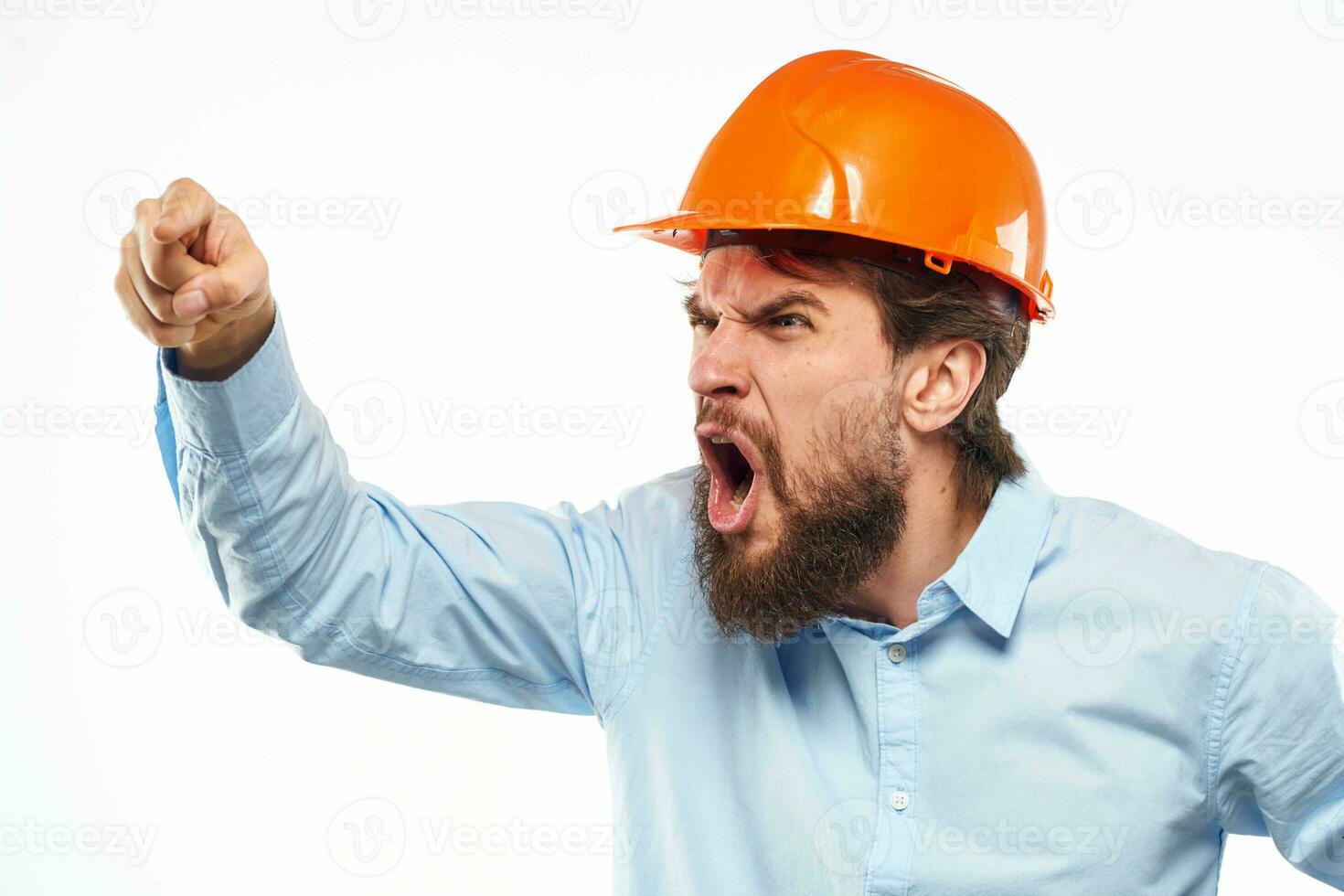 enojado hombre en naranja difícil sombrero industria trabajo insatisfacción recortado ver foto