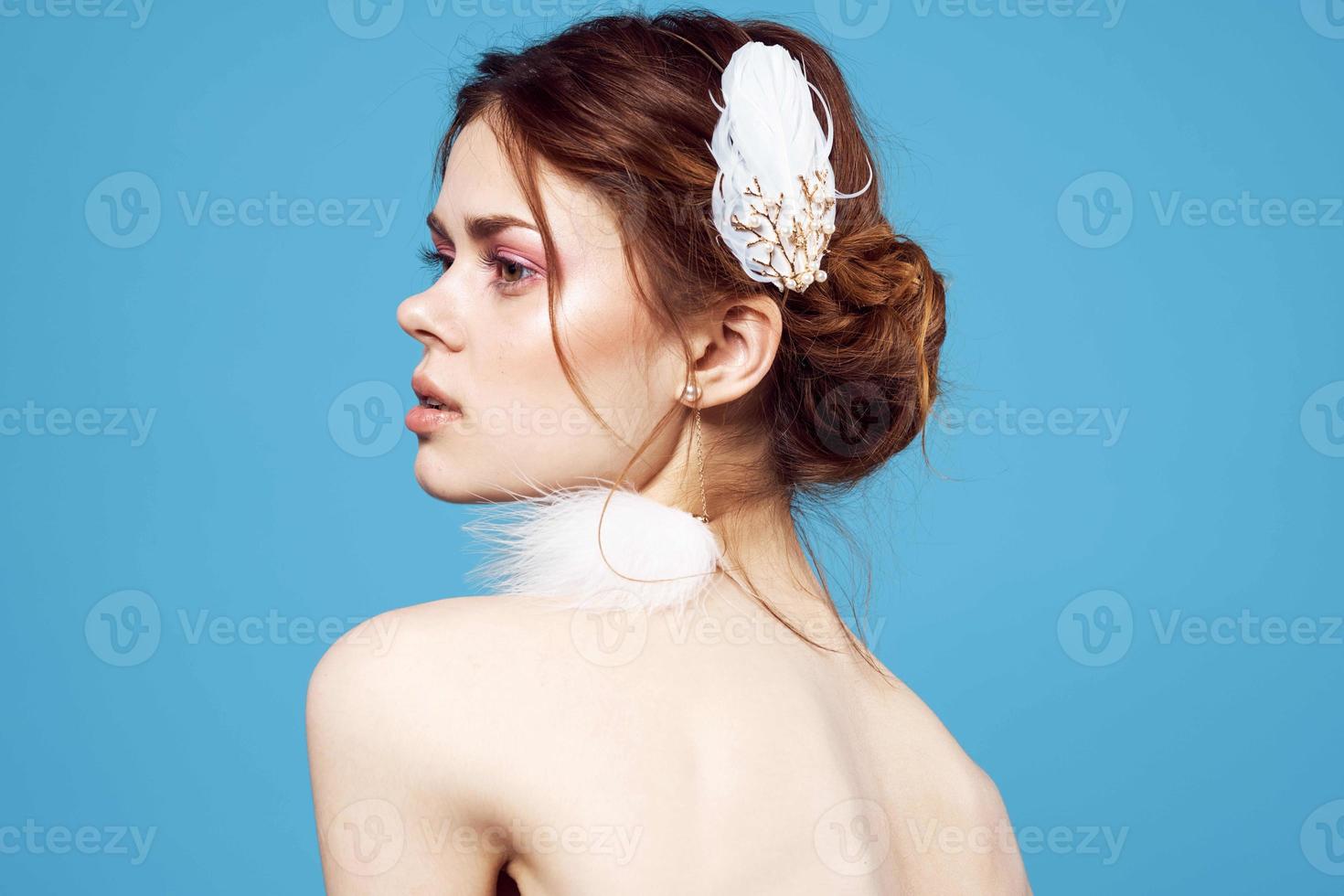 bonito mujer desnudo espalda productos cosméticos limpiar piel modelo foto