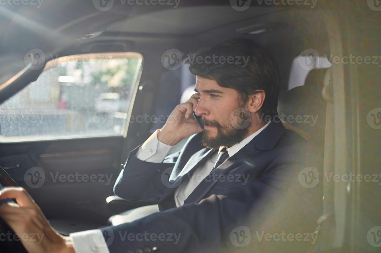 barbado hombre oficial pasajero conductor la carretera comunicación por teléfono foto