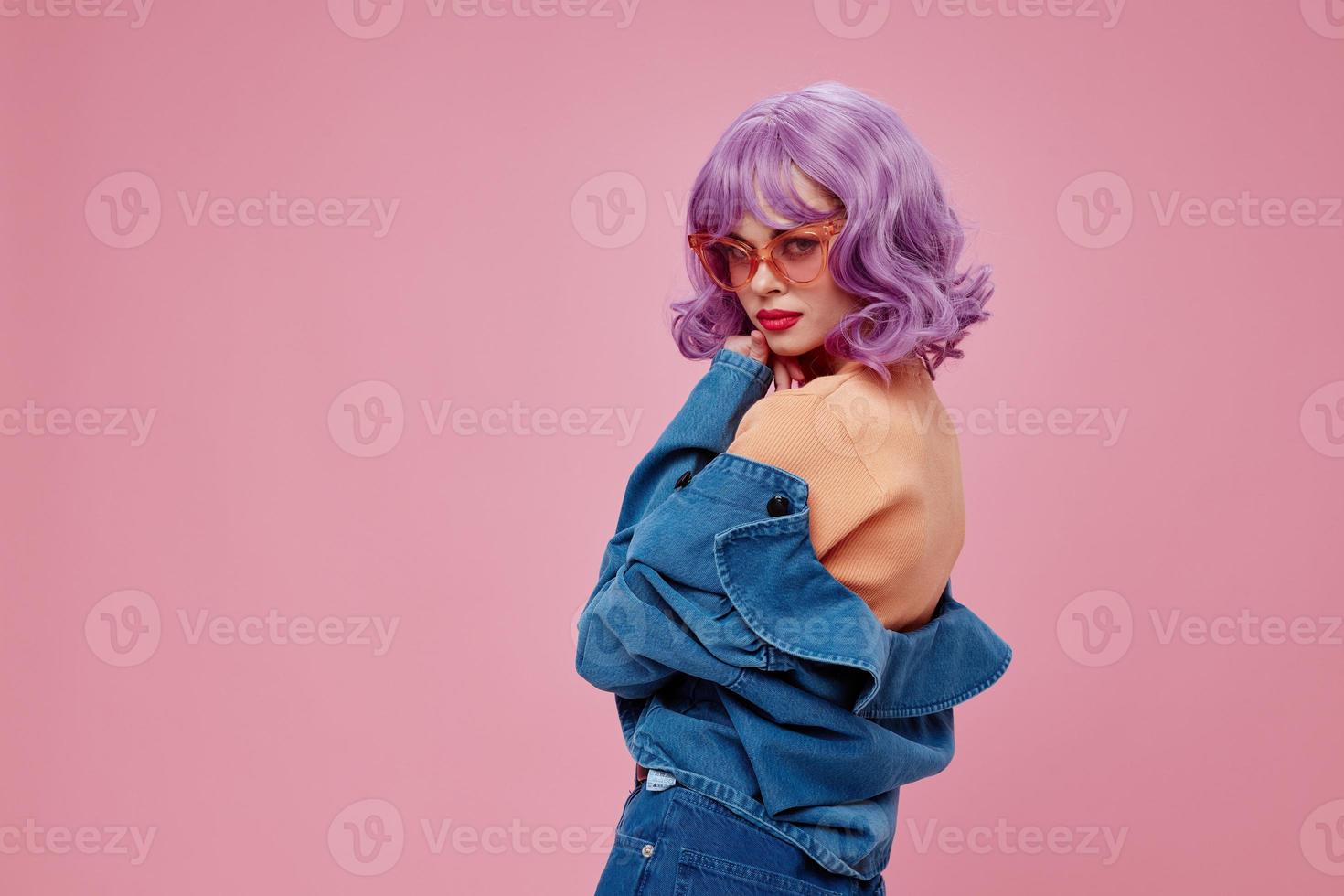 bonito mujer mezclilla ropa Moda posando gorra rosado lentes rosado antecedentes inalterado foto