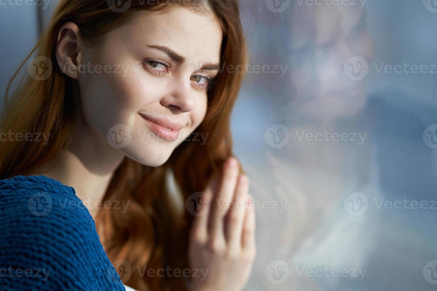 hermosa mujer sentado en el antepecho con un azul tartán sonrisa foto