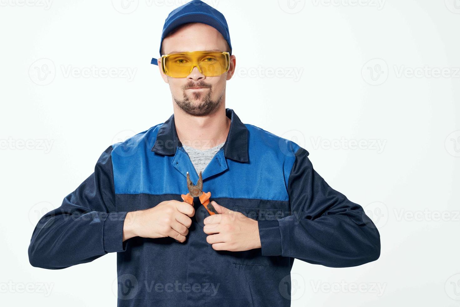 hombre en construcción uniforme alicates reparar construcción profesionales foto