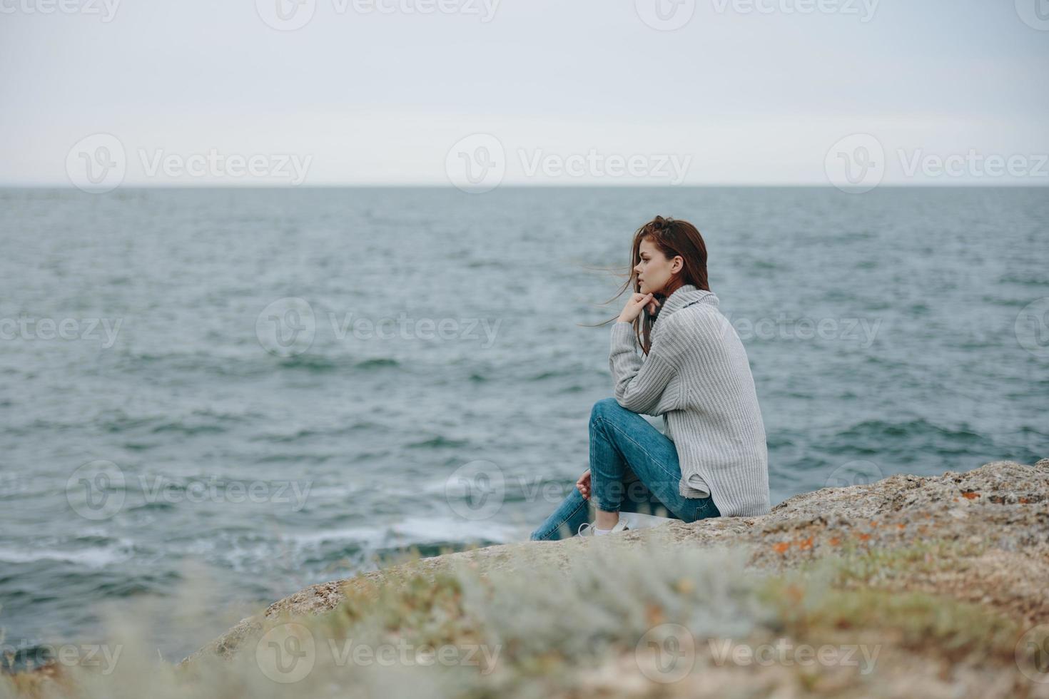 retrato de un mujer playa turismo nublado clima Roca costa estilo de vida foto