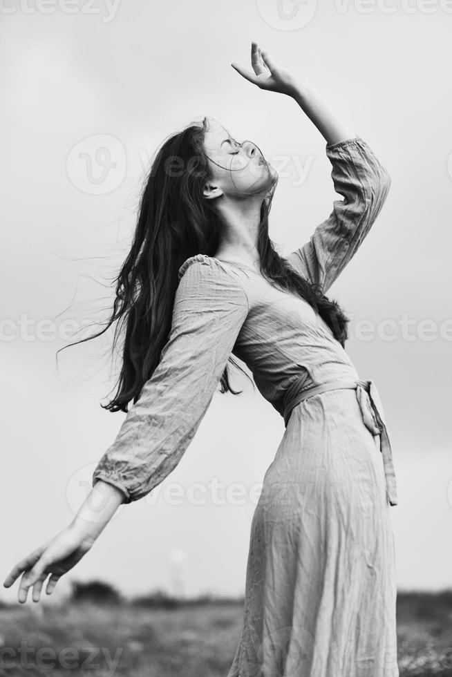 bonito mujer en vestir dramático estilo emociones posando inalterado foto