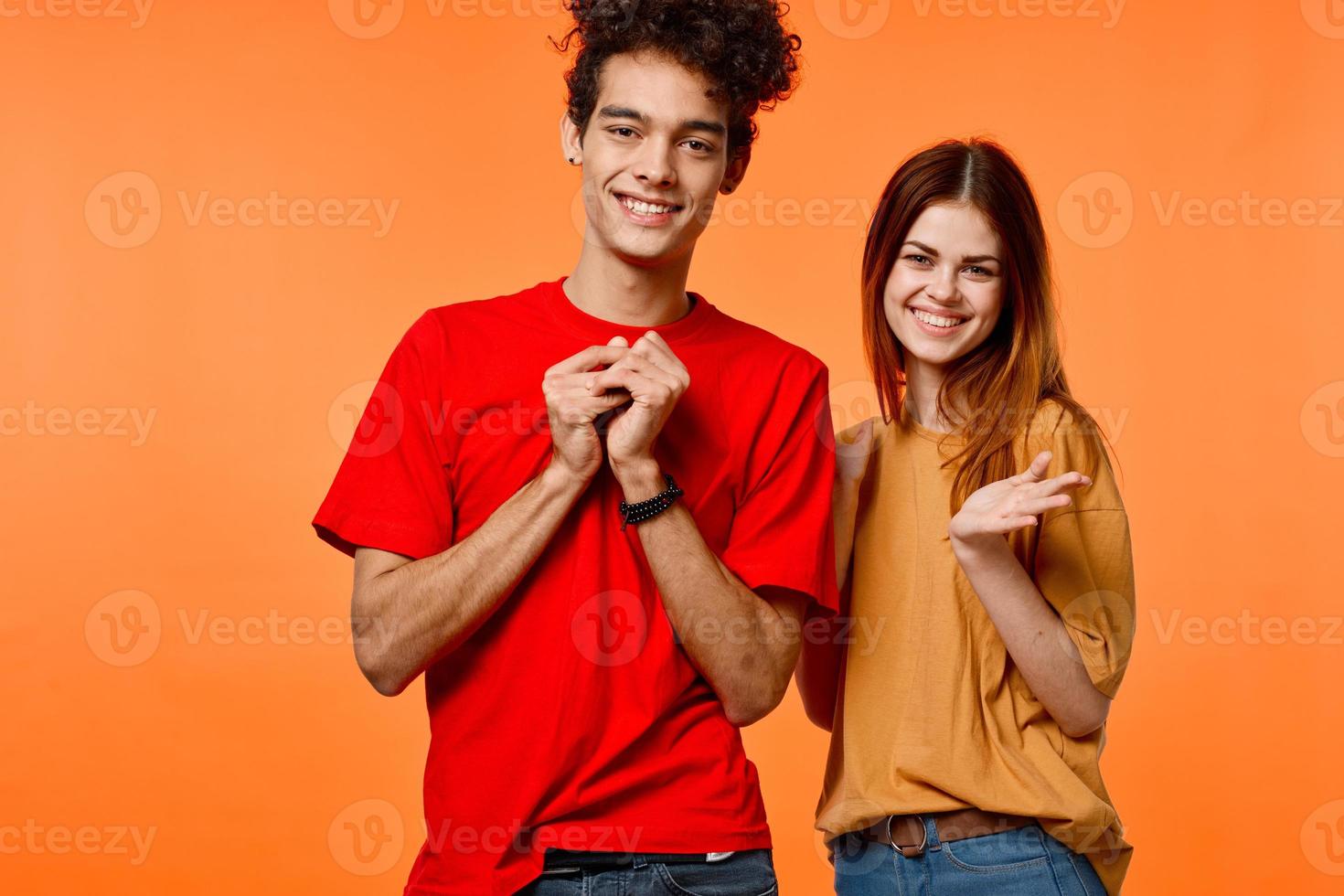 alegre joven Pareja estilo de vida estudio naranja antecedentes recortado ver foto