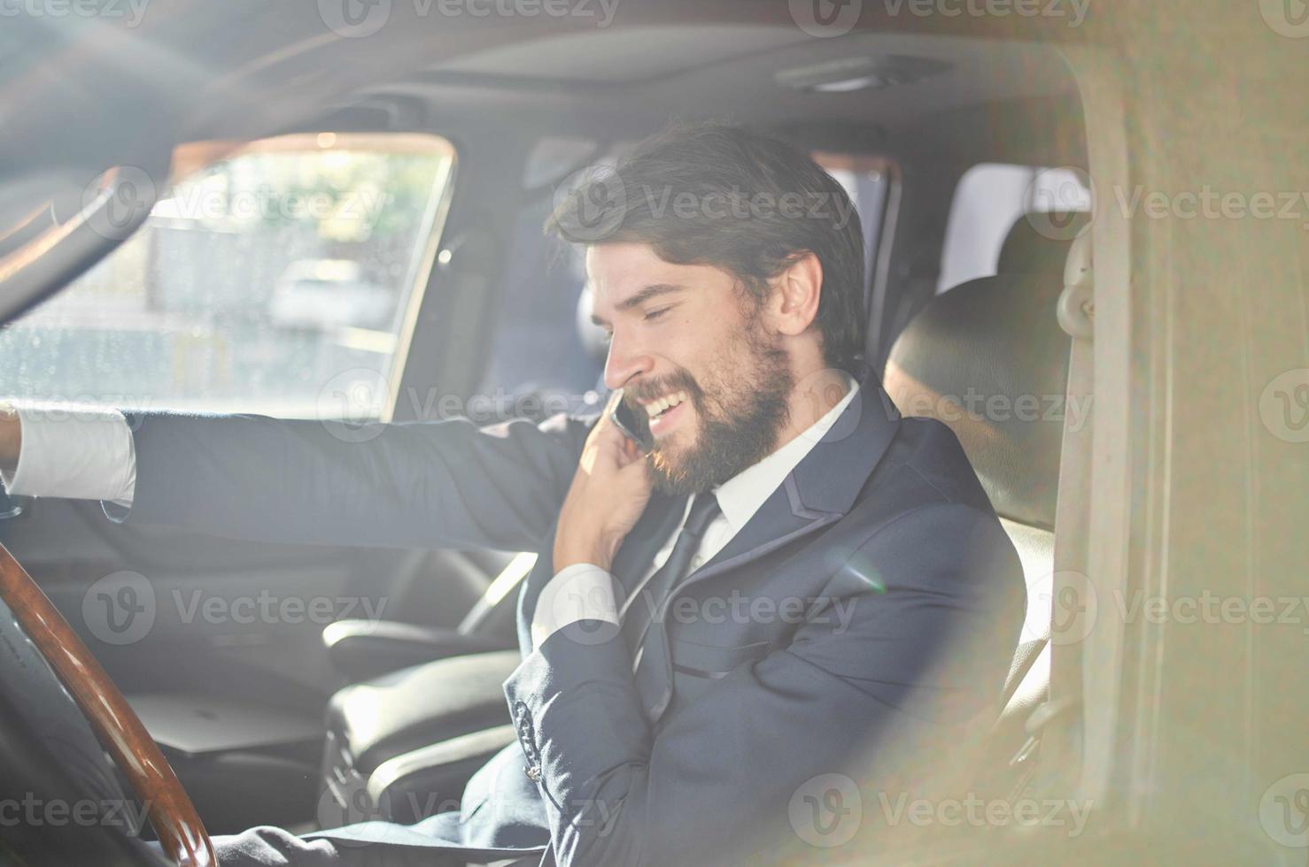 empresarios conducción un coche viaje lujo estilo de vida comunicación por teléfono foto