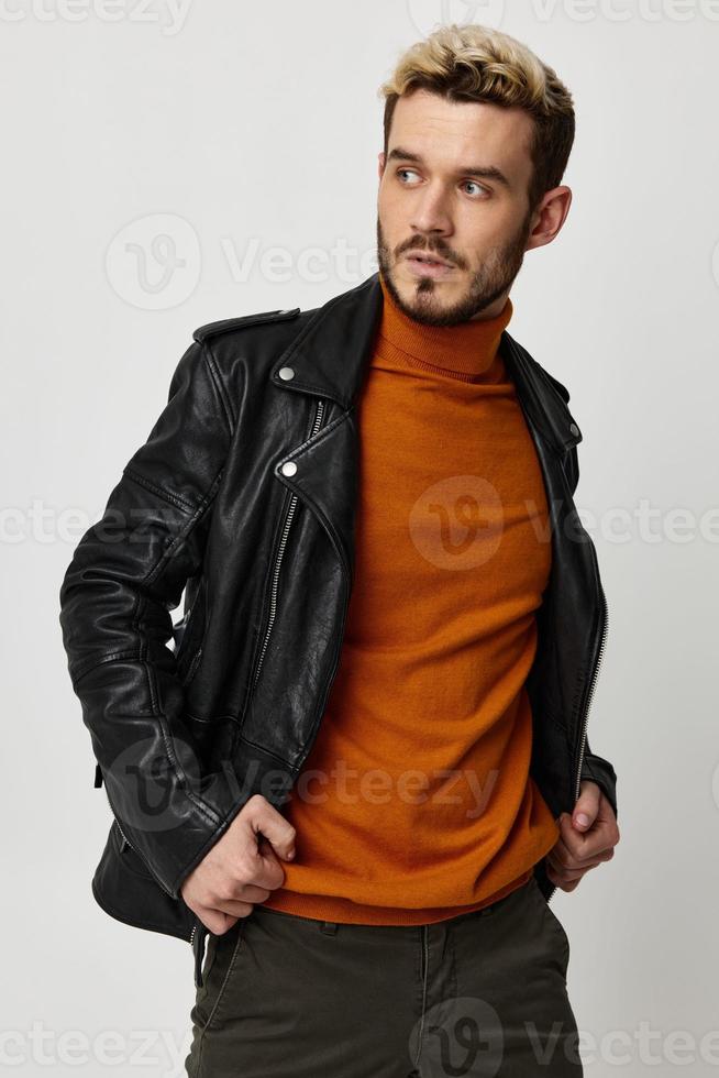 elegante hombre con barba rubio naranja suéter pantalones cuero chaqueta  22070677 Foto de stock en Vecteezy