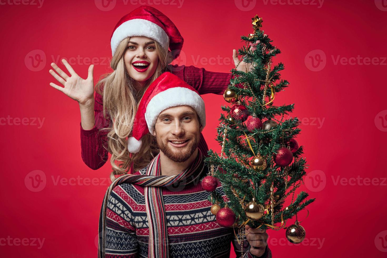 alegre joven Pareja Navidad decoración juguetes nuevo año foto