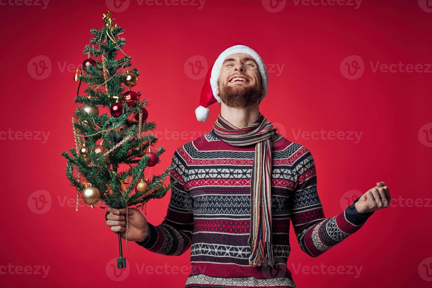 hombre en nuevo años ropa Navidad árbol en manos juguetes fiesta emociones foto