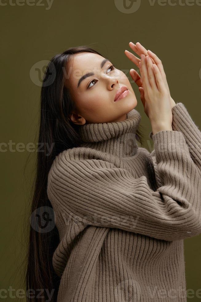 bonito mujer atractivo Mira encanto calentar suéter aislado antecedentes foto