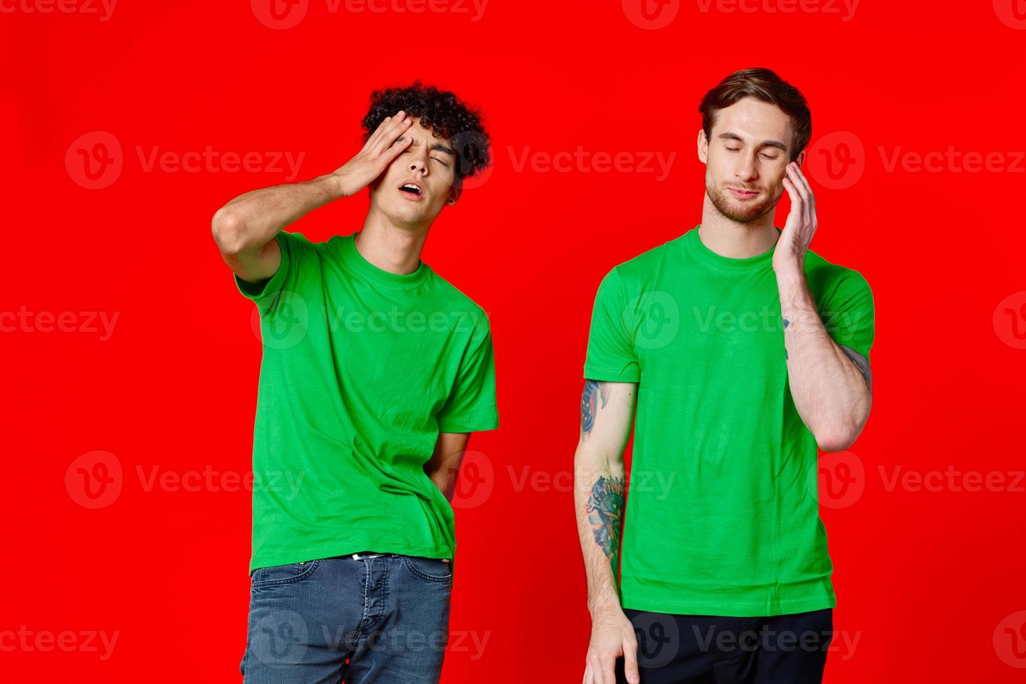 dos hombre participación su cuello emociones descontento rojo antecedentes foto