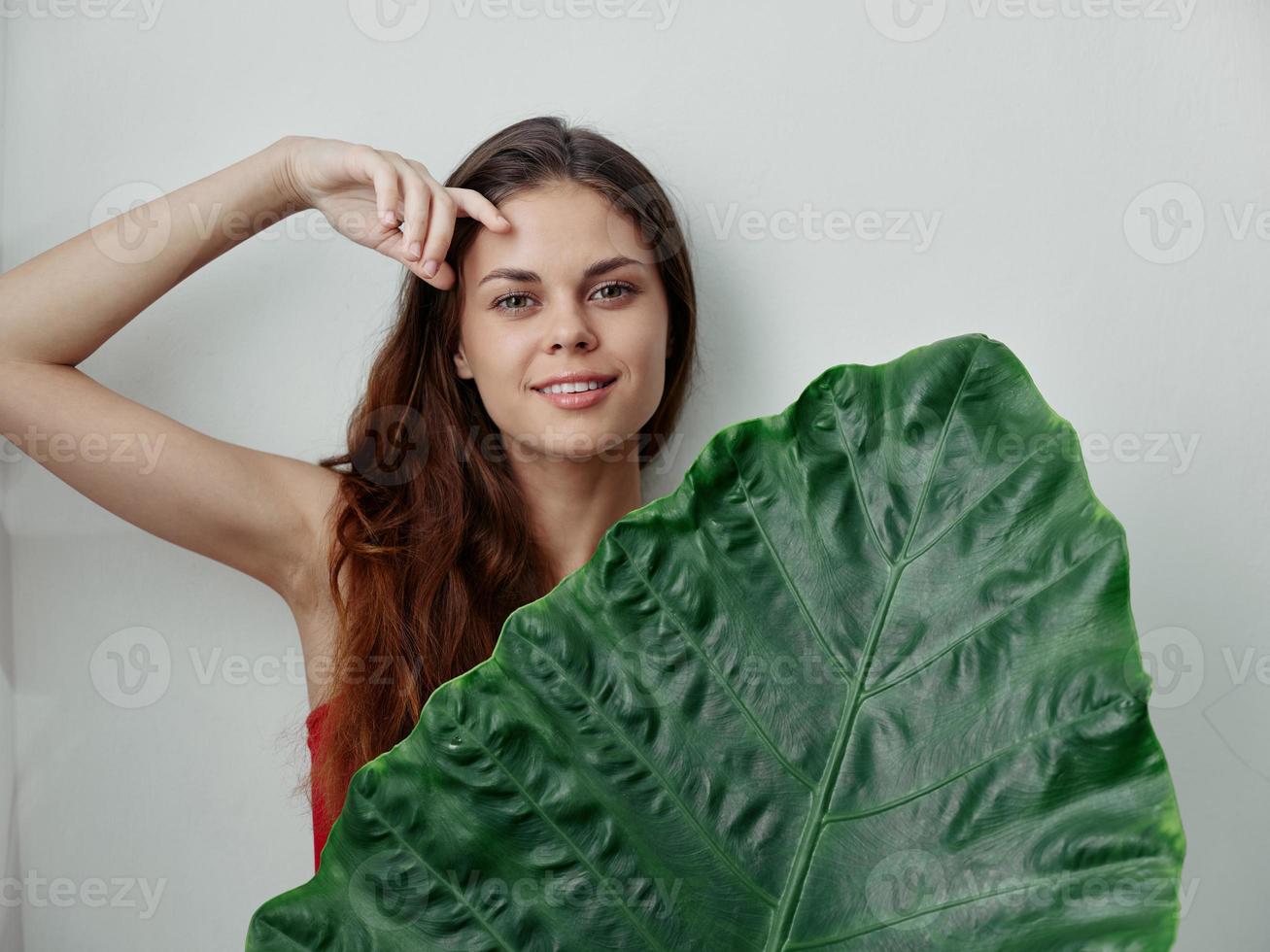 mujer sostiene su mano en su cabeza verde comer exótico ligero antecedentes foto