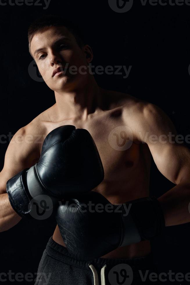 hombre vistiendo boxeo guantes desnudo torso negro antecedentes recortado ver modelo aptitud foto