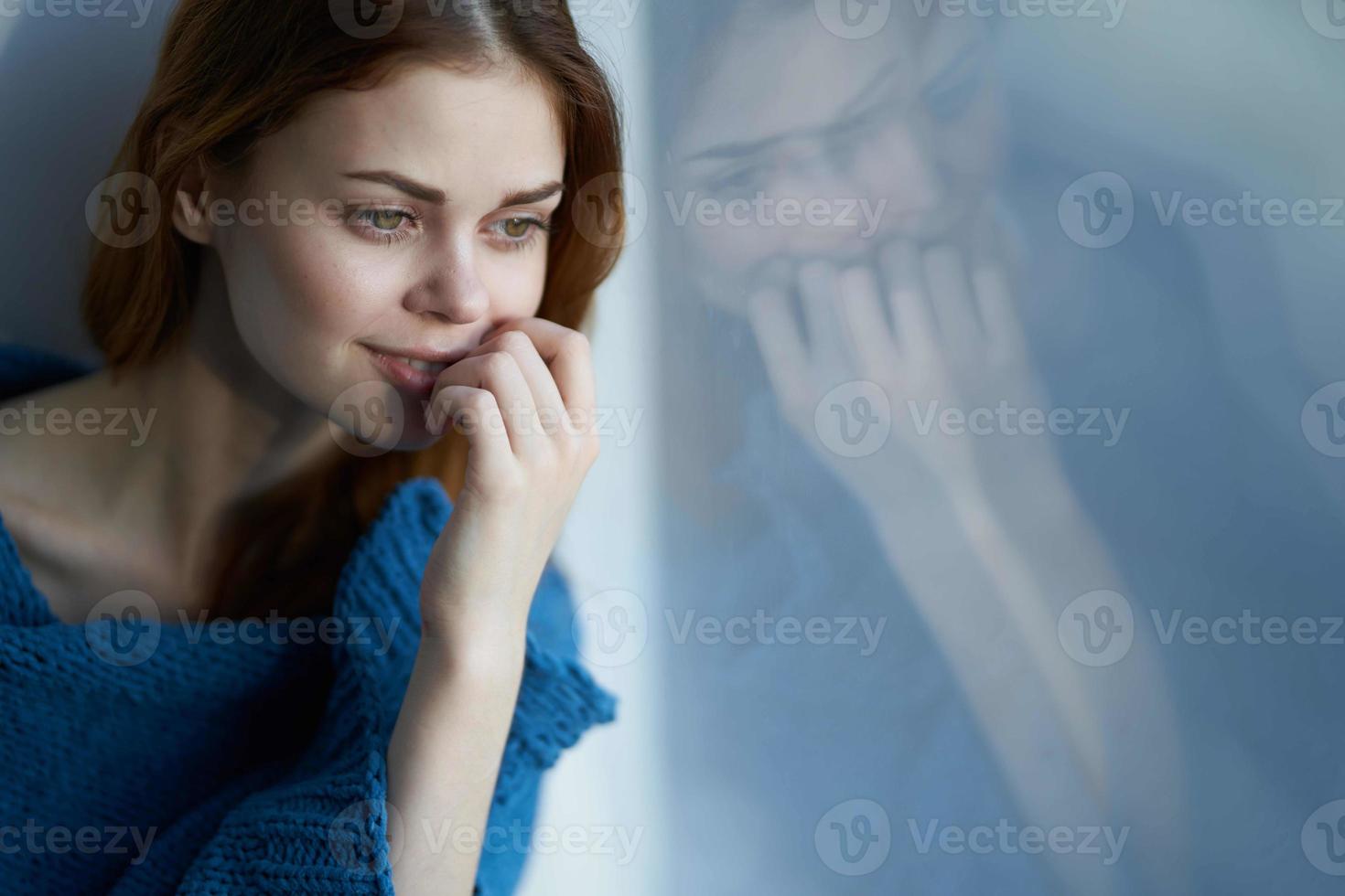 bonito mujer sentado en el antepecho con un azul tartán Mañana foto