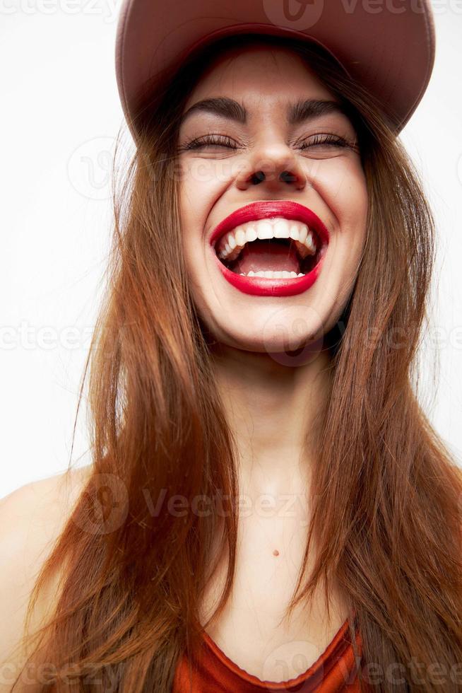 retrato de un mujer en un gorra alegría emoción sonrisa divertido atractivo Mira foto