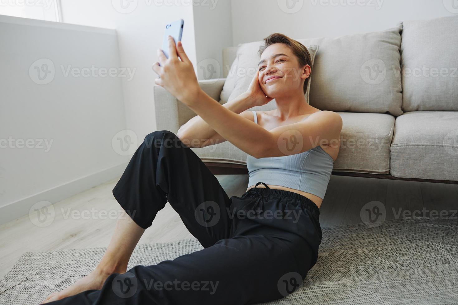 mujer blogger selfies en teléfono, selfies y en línea conversaciones para seguidores, adolescente desarrolla social medios de comunicación, persona de libre dedicación desde hogar foto