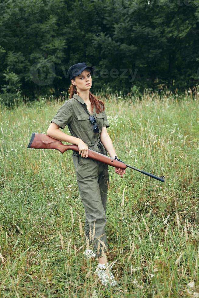 militar mujer arma en mano caza estilo de vida verde hojas foto