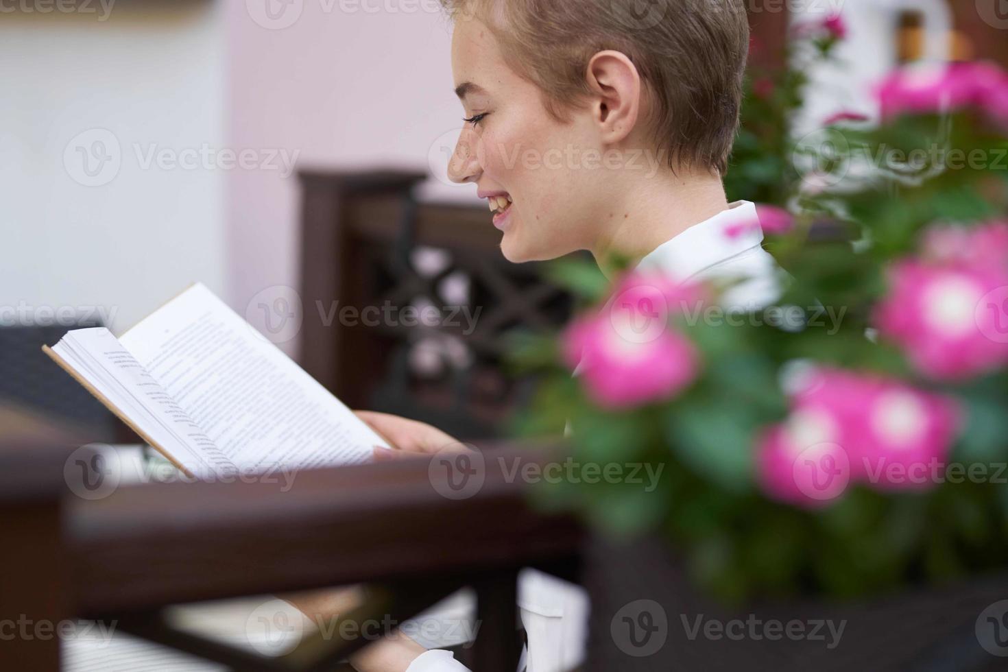 estudiante con un libro en su manos al aire libre descanso divertido caminando alrededor pueblo estilo de vida foto