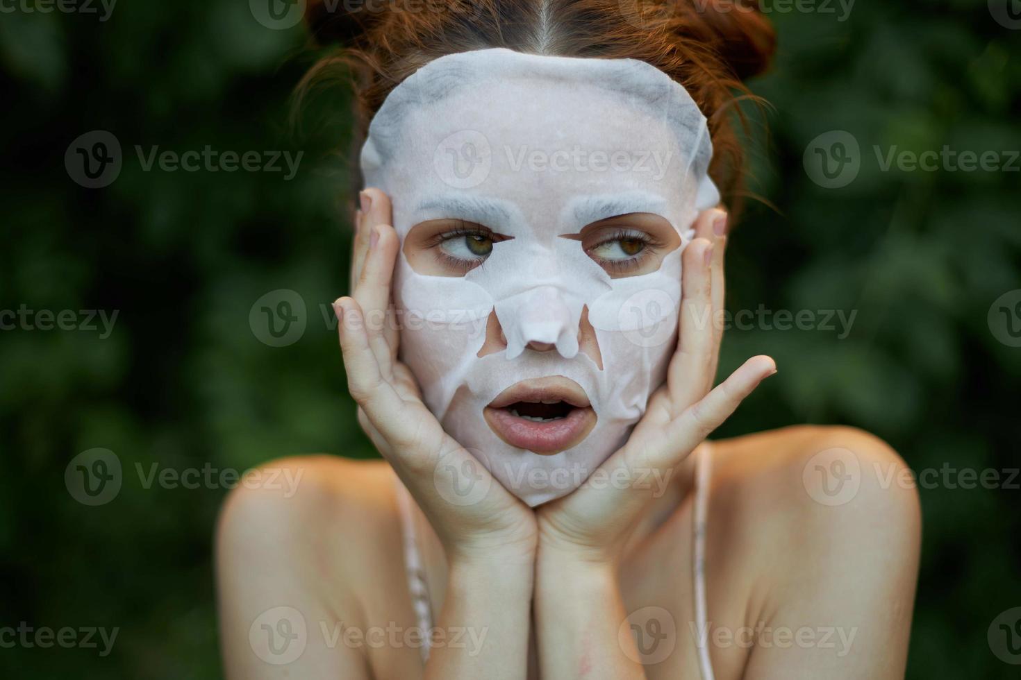 bonito mujer con cosmético máscara foto