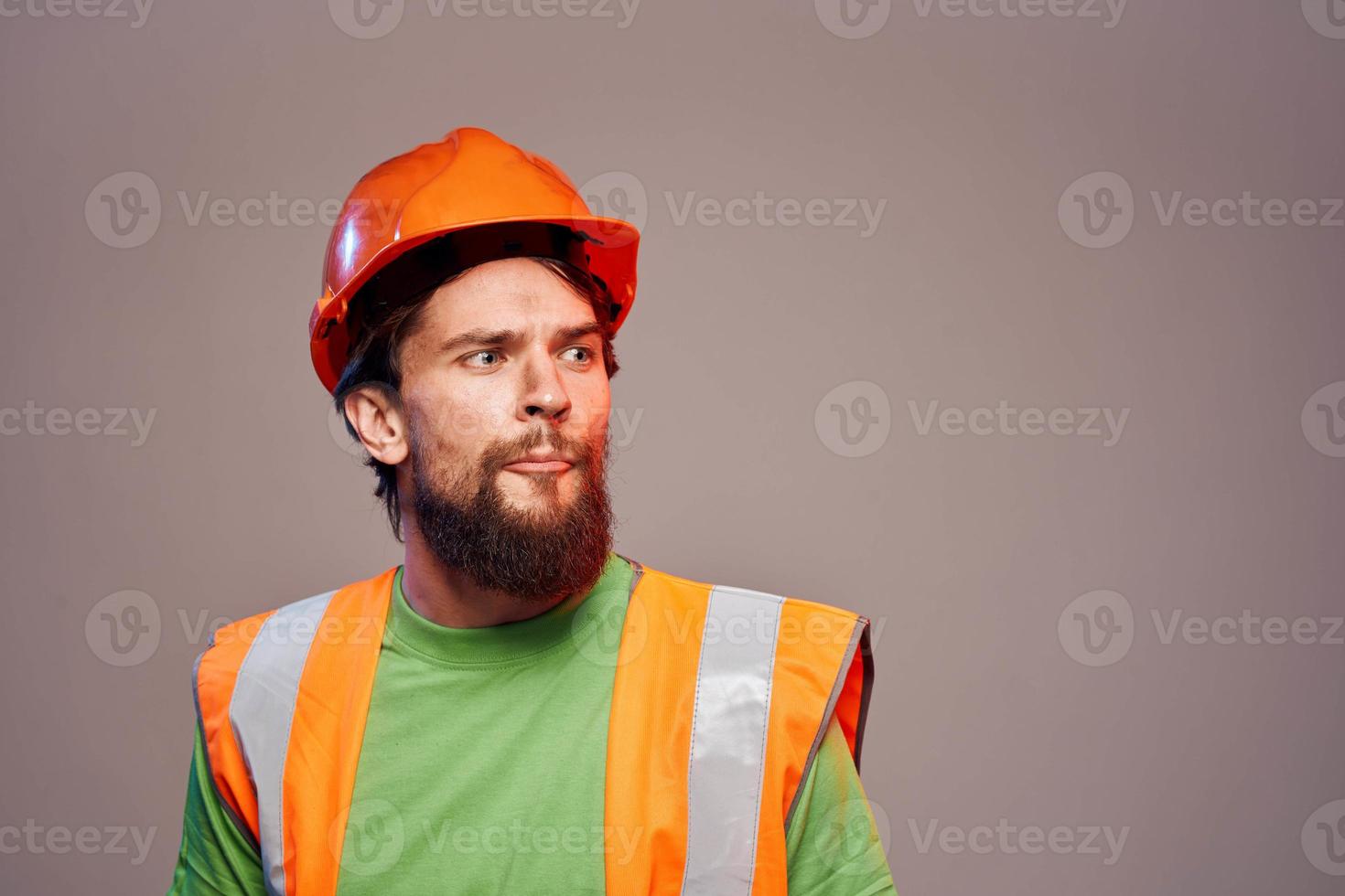 hombre en trabajando uniforme naranja pintar la seguridad trabajo recortado ver foto