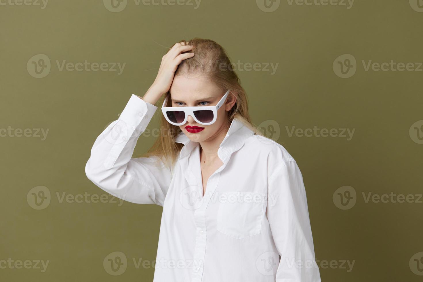 retrato de un mujer Moda blanco camisa Gafas de sol verde antecedentes foto