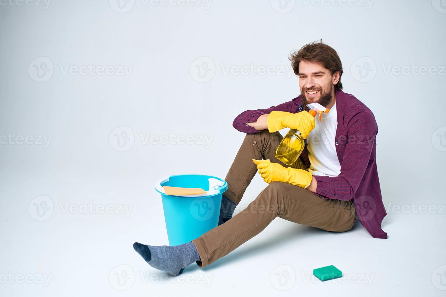 hombre en el piso con un azul Cubeta deberes estilo de vida profesional foto