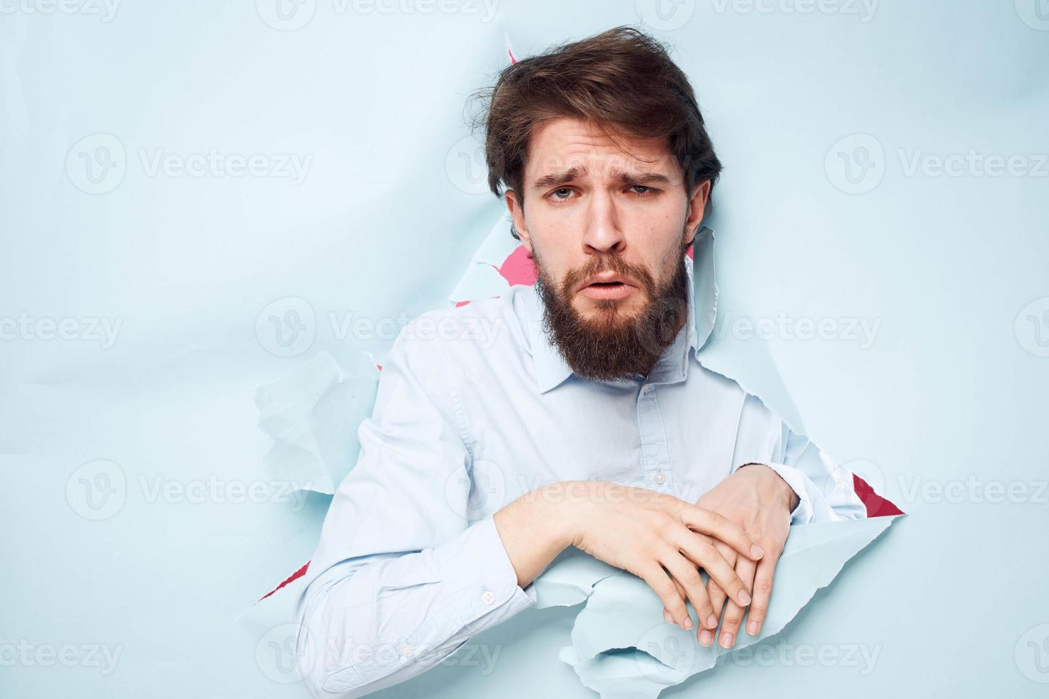 barbado hombre en camisa oficina carrera trabajo emociones de cerca foto