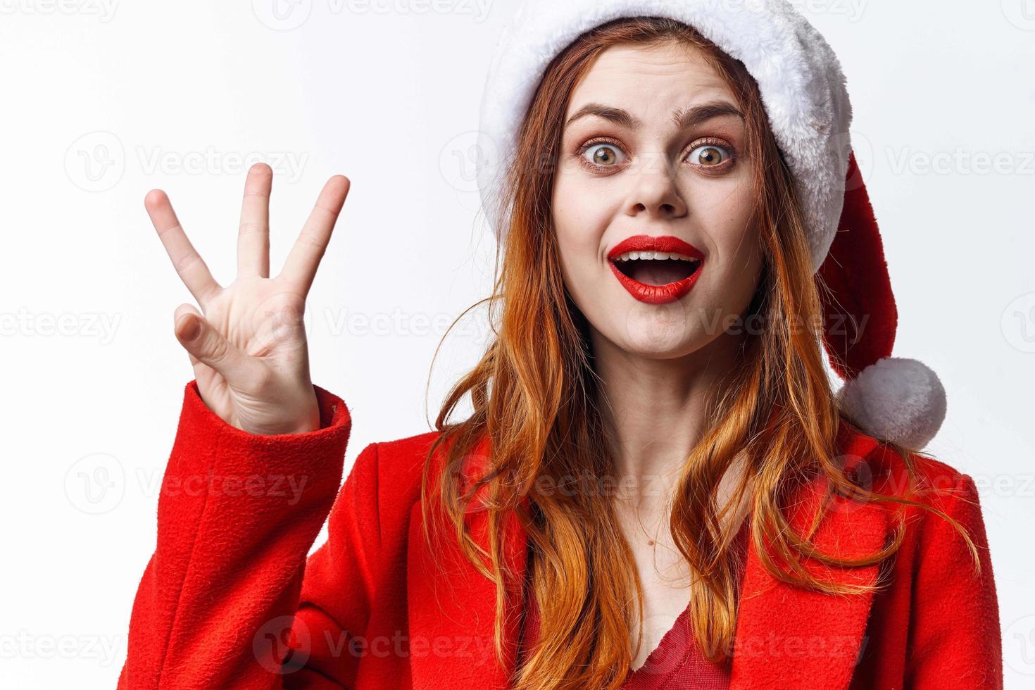 alegre mujer en Papa Noel disfraz emociones de cerca Moda decoración foto