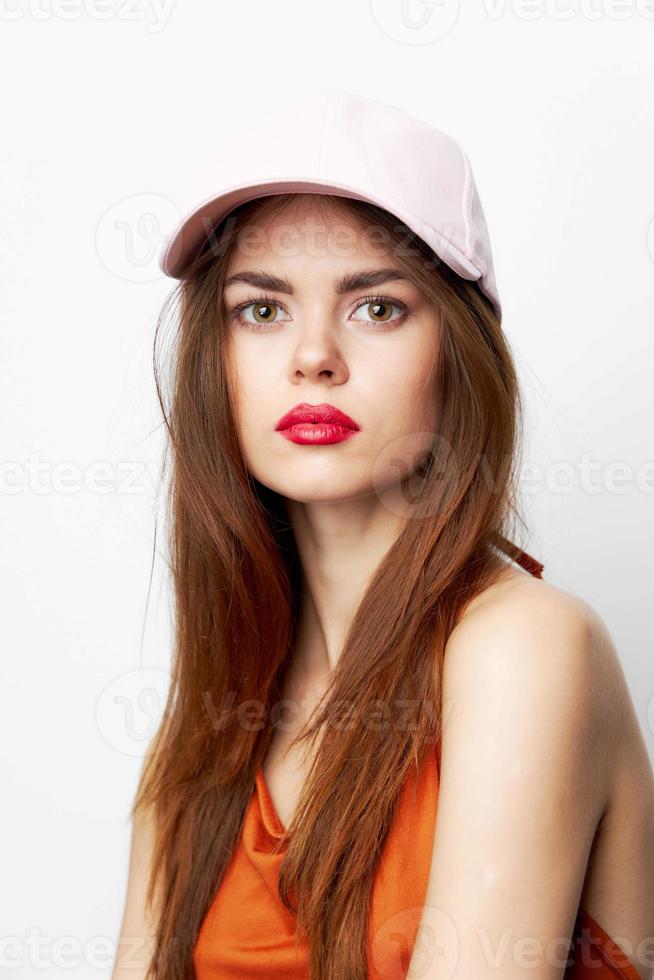 hermosa mujer en un gorra un encantador lujo estudio Mira foto