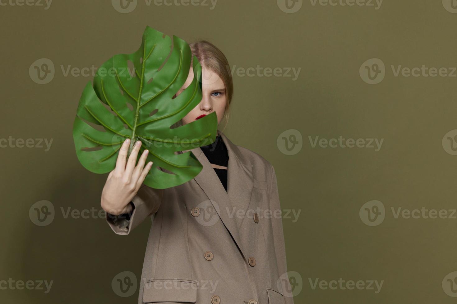 retrato de un mujer rojo labios palma hoja encanto Moda verde antecedentes foto