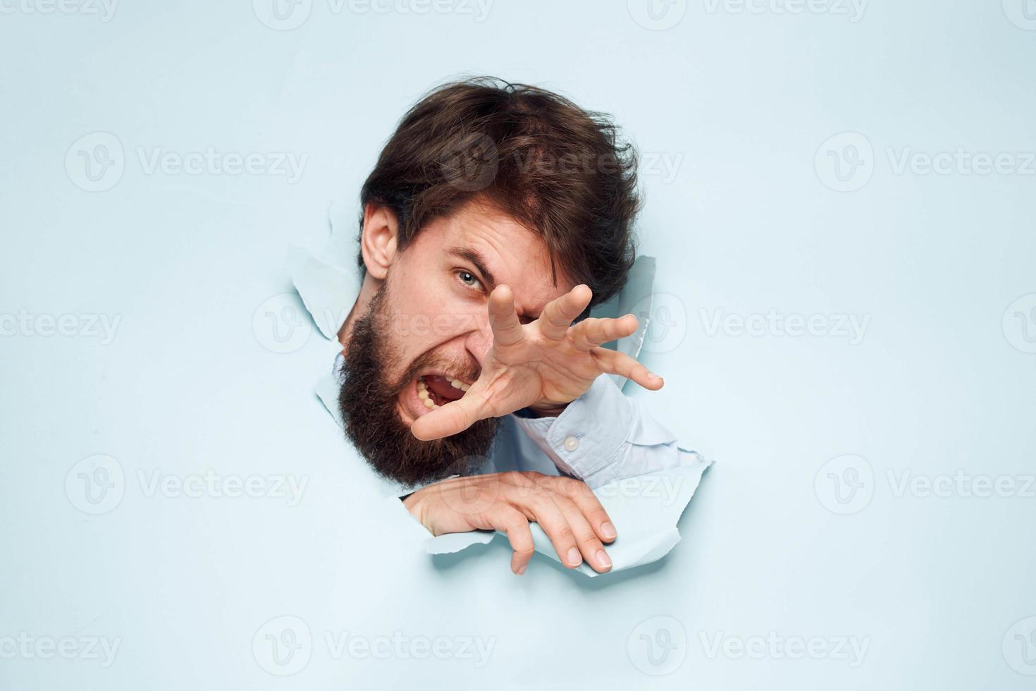 un hombre rompe mediante un pared de emoción a un trabajo oficina oficial foto