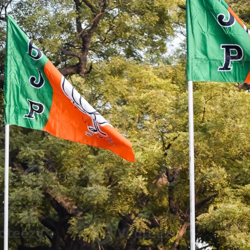 bharatiya janata fiesta bandera de indio político fiesta, bjp bhartiya Janta fiesta bandera ondulación durante pm la carretera espectáculo en Delhi, India foto