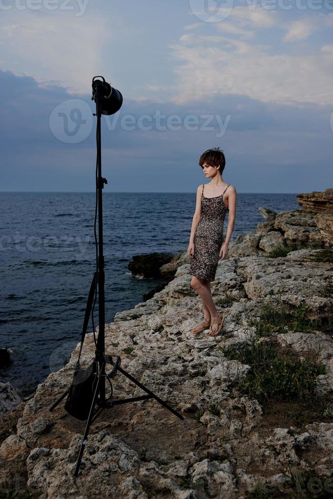 bonito mujer moderno naturaleza lujo posando libertad al aire libre foto