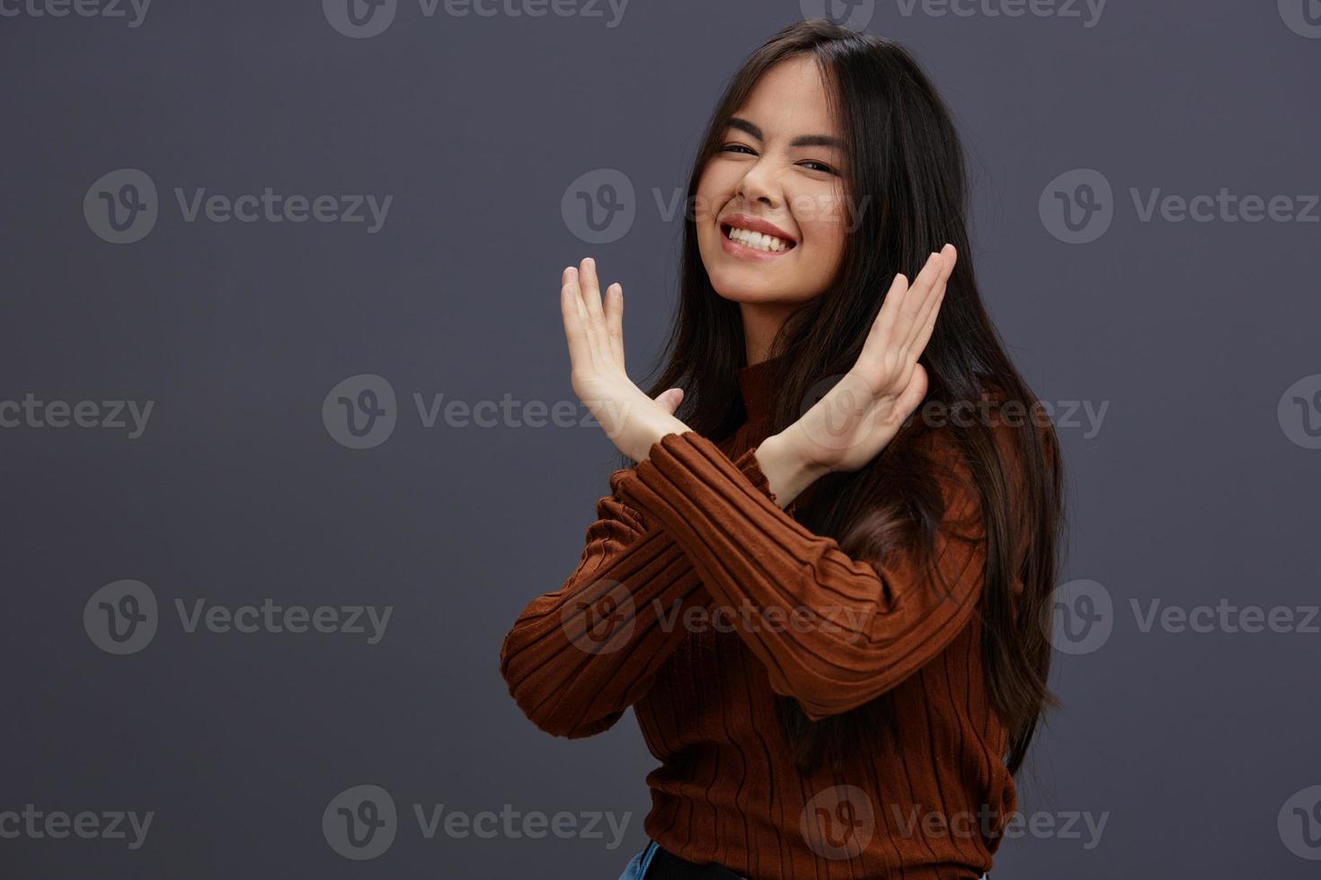 hermosa mujer marrón suéter glamour posando sonrisa Moda gris antecedentes foto