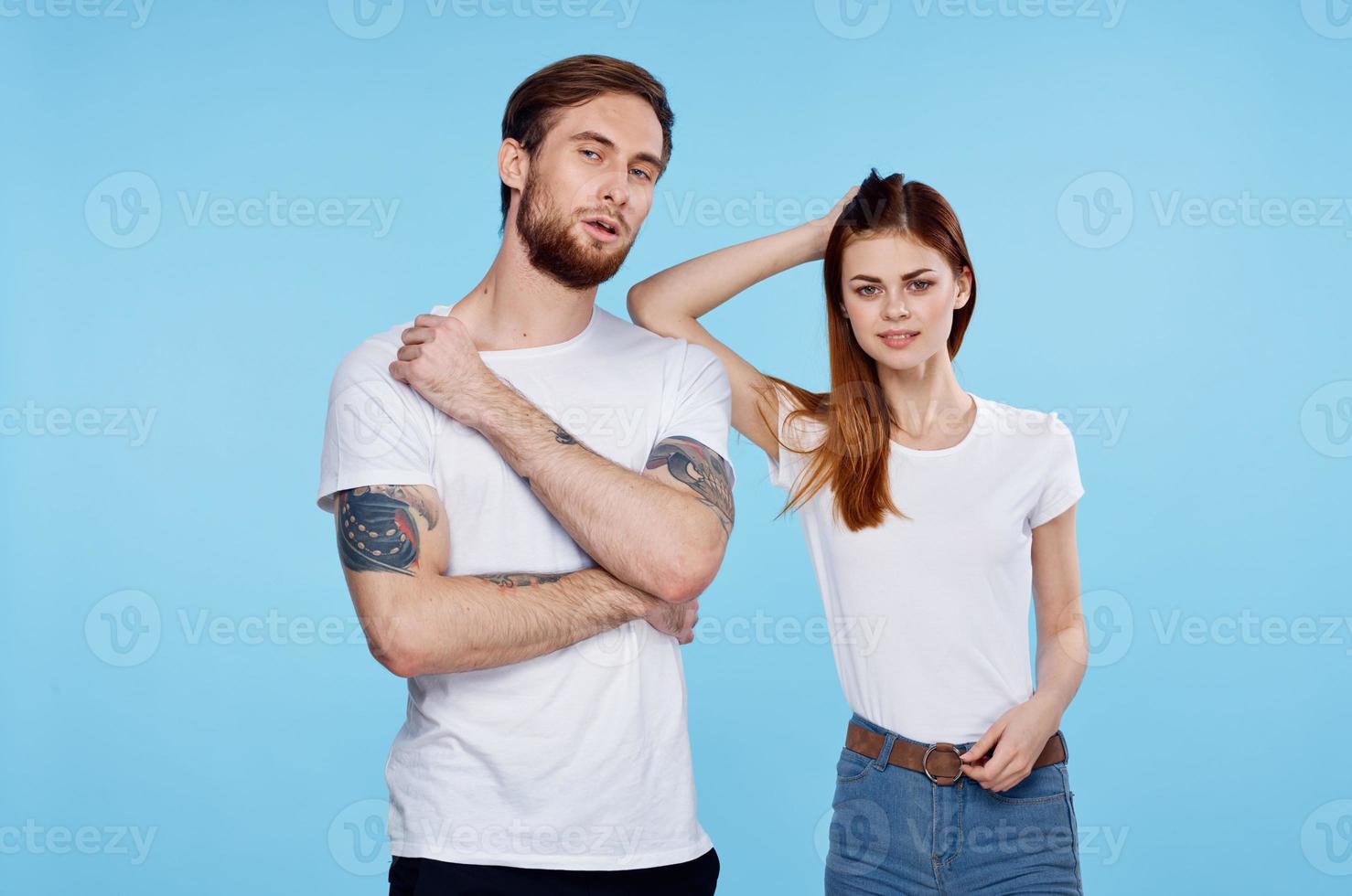 joven Pareja en blanco camiseta Moda moderno estilo azul antecedentes foto