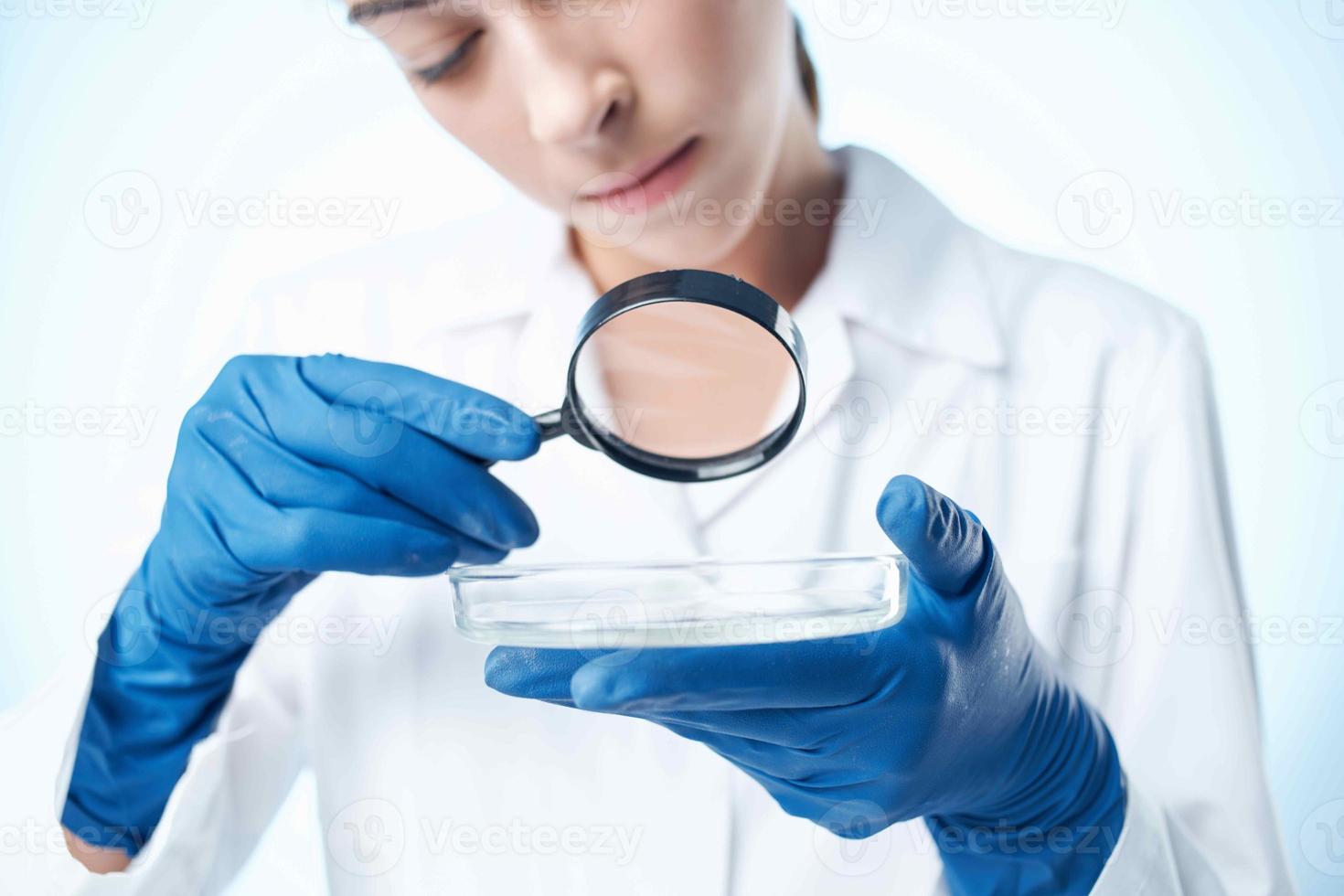 mujer científico mirando mediante un aumentador vaso investigación biología foto