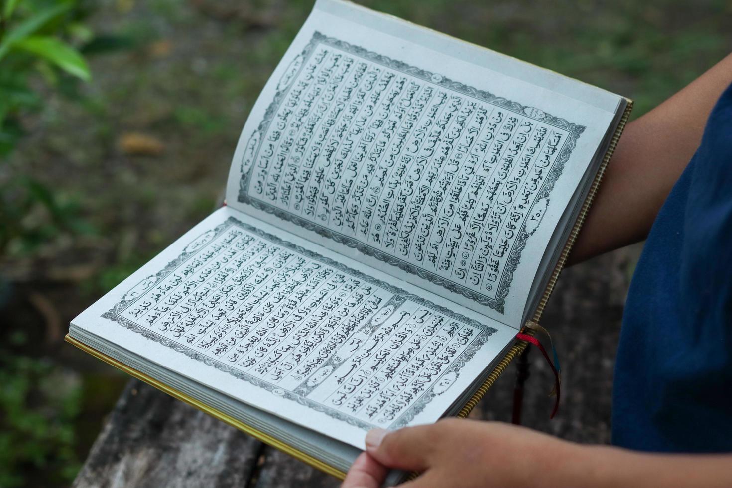 leyendo el Corán foto