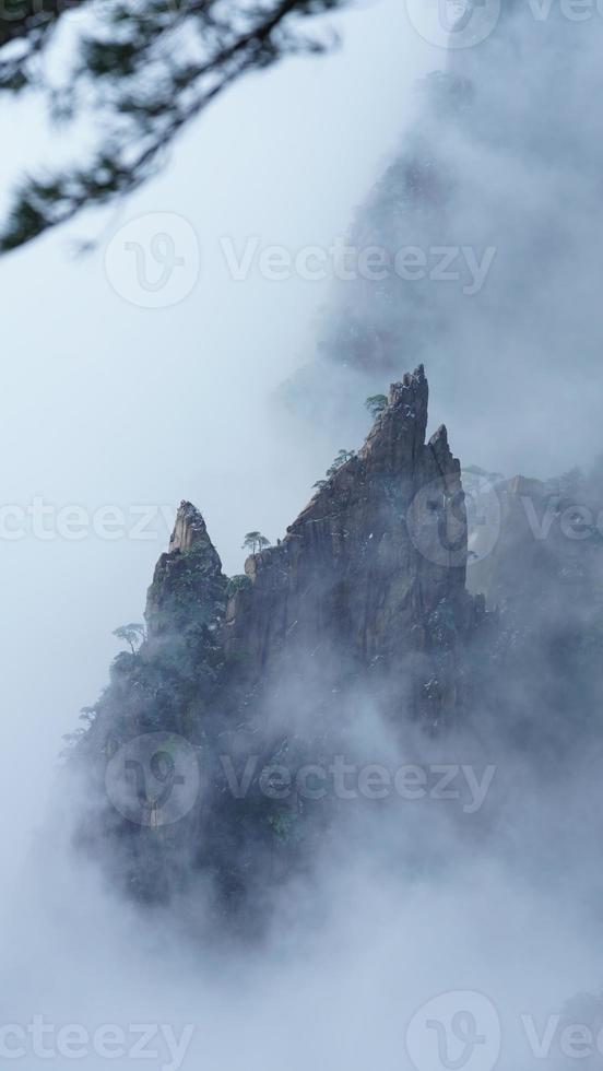 el hermosa congelado montañas ver cubierto por el blanco nieve y hielo en invierno foto