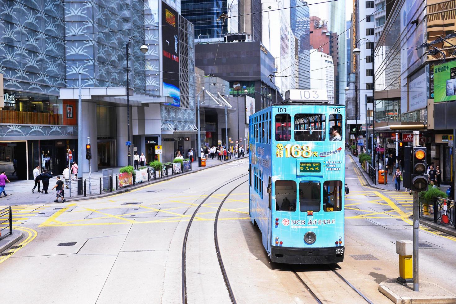 hong kong - junio 08, público transporte en el calle en junio 08, 2015 en hong Kong diario viajeros utilizar público transporte. tranvías además un mayor turista atracción. foto