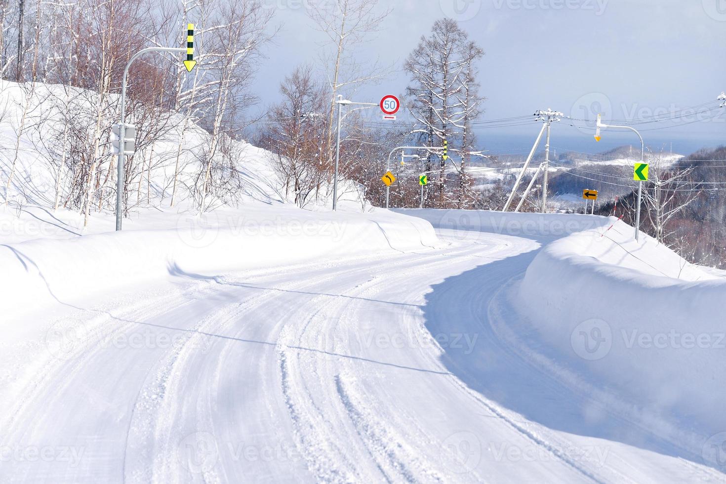polvo nieve en un la carretera en sapporo, Hokkaido Japón foto