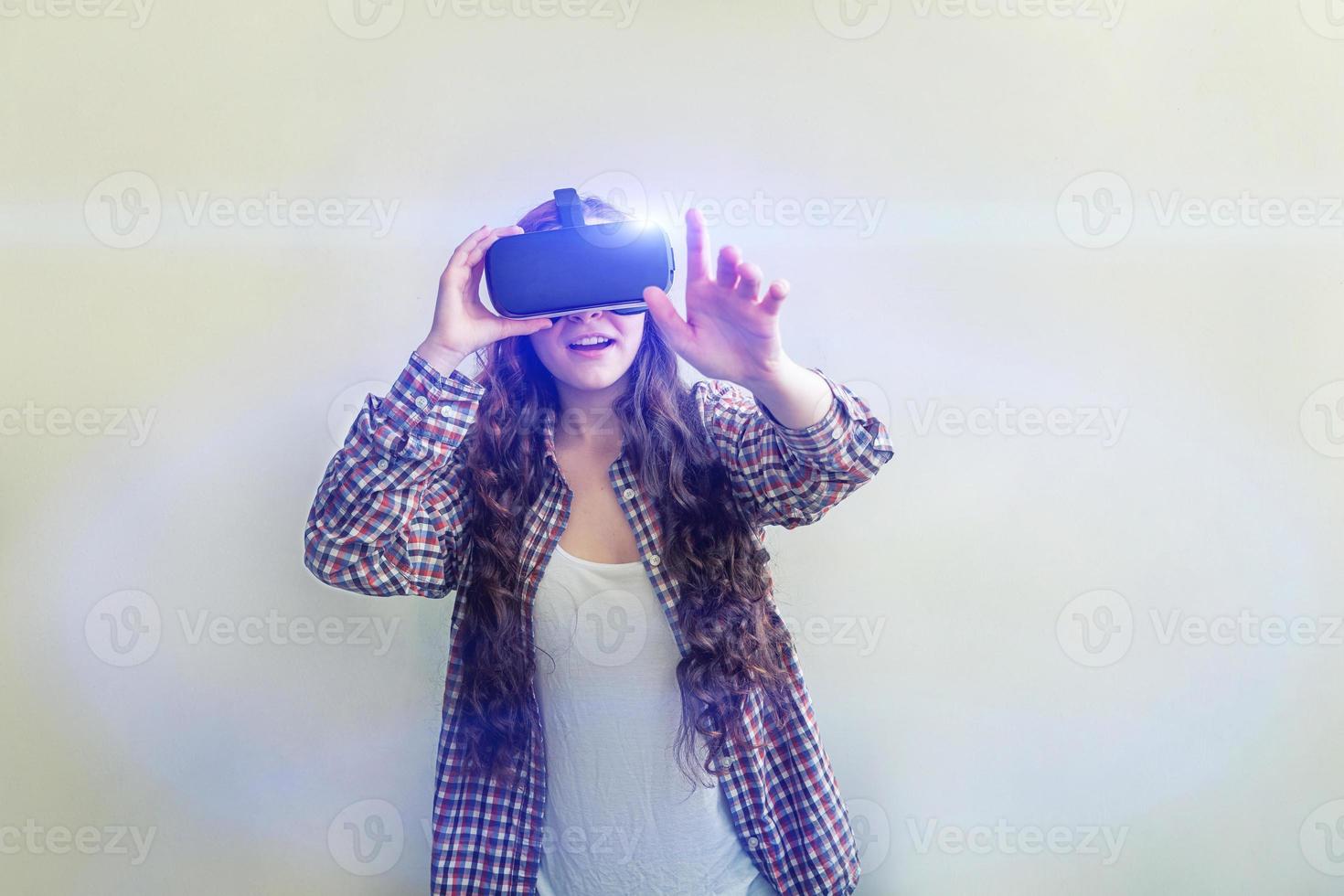 sonrisa joven mujer vistiendo utilizando virtual realidad vr lentes casco auriculares en blanco antecedentes. teléfono inteligente utilizando con virtual realidad gafas de protección. tecnología, simulación, de alta tecnología, videojuego concepto. foto