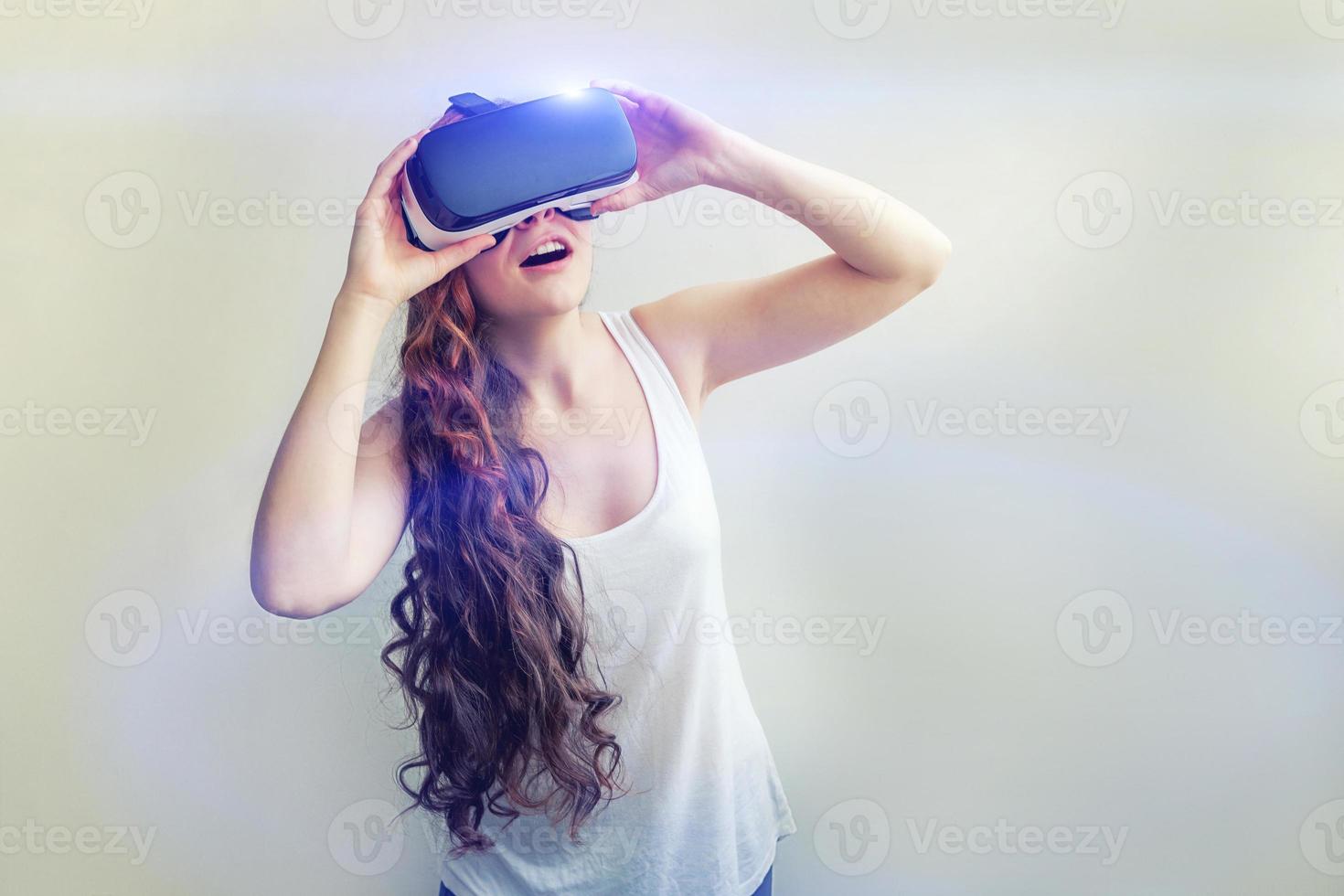 sonrisa joven mujer vistiendo utilizando virtual realidad vr lentes casco auriculares en blanco antecedentes. teléfono inteligente utilizando con virtual realidad gafas de protección. tecnología, simulación, de alta tecnología, videojuego concepto. foto